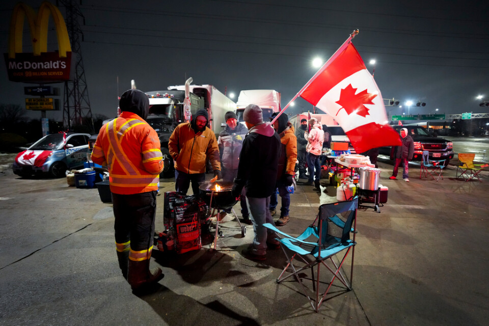 Kanadensiska demonstranter blockerar påfarten till Ambassador Bridge, som är en viktig handelslänk till USA. Bilden togs under torsdagen.