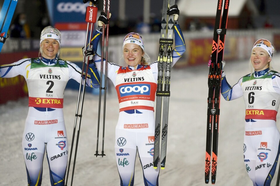 Linn Svahn firar tillsammans med Maja Dahlqvist och Jonna Sundling.