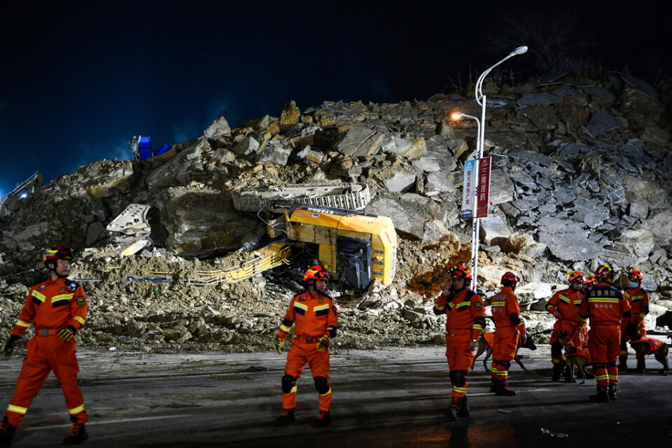 Minst 14 personer har omkommit i ett jordskred på en byggarbetsplats i Kina.