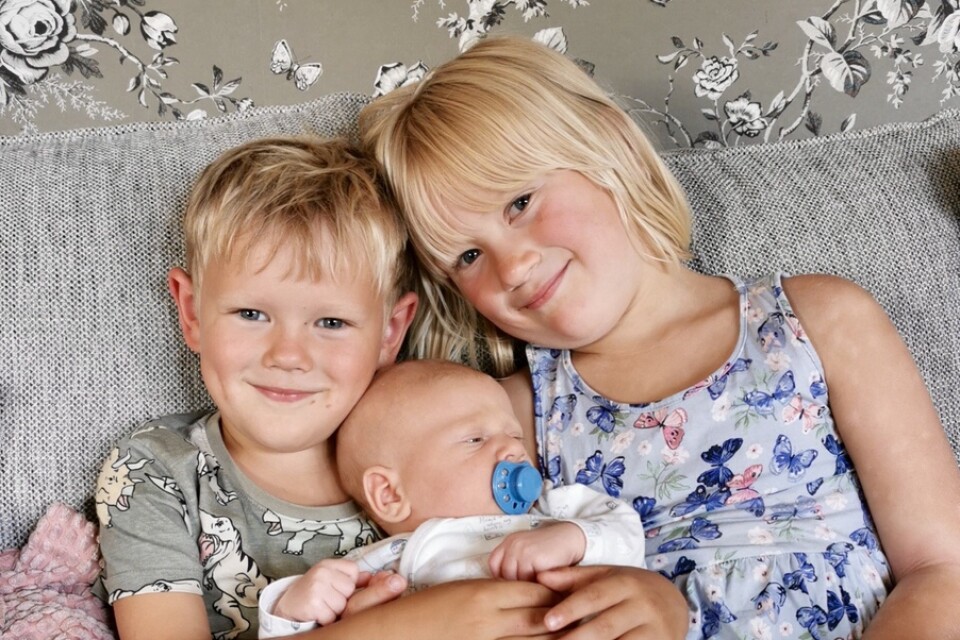 Lisa Crona och Rasmus Lindberg, Bjursnäs, fick den 14 juni en son som heter Hilding Lasse Kotte. Vikt 3014 g, längd 51 cm. Syskon: Ines, 6 år, och Gunnar, 5 år. Barnen är kusiner med Ragnar Crona Nestor och hans syskon.