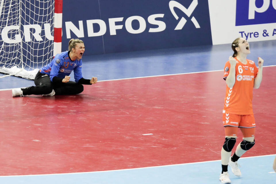 Nederländerna, med bland andra målvakten Tess Wester (vänster), är världsmästare i handboll.