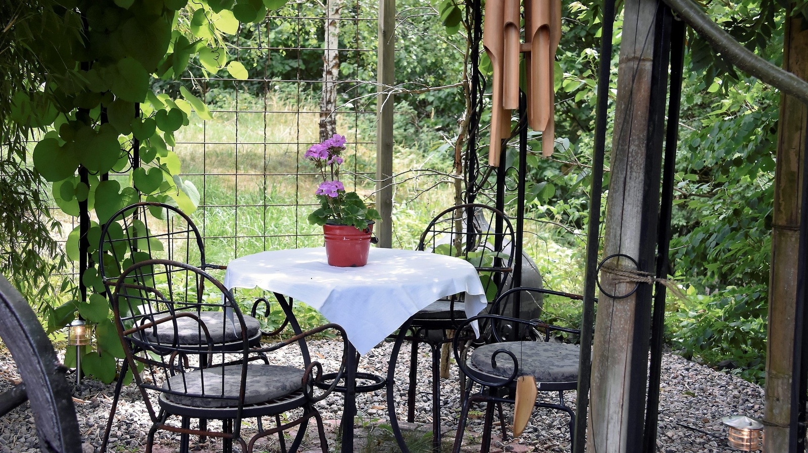 Här i skuggan vid den japanska trädgården kan man inta en lunch eller en fika. 	Foto: Helén Fingalsson