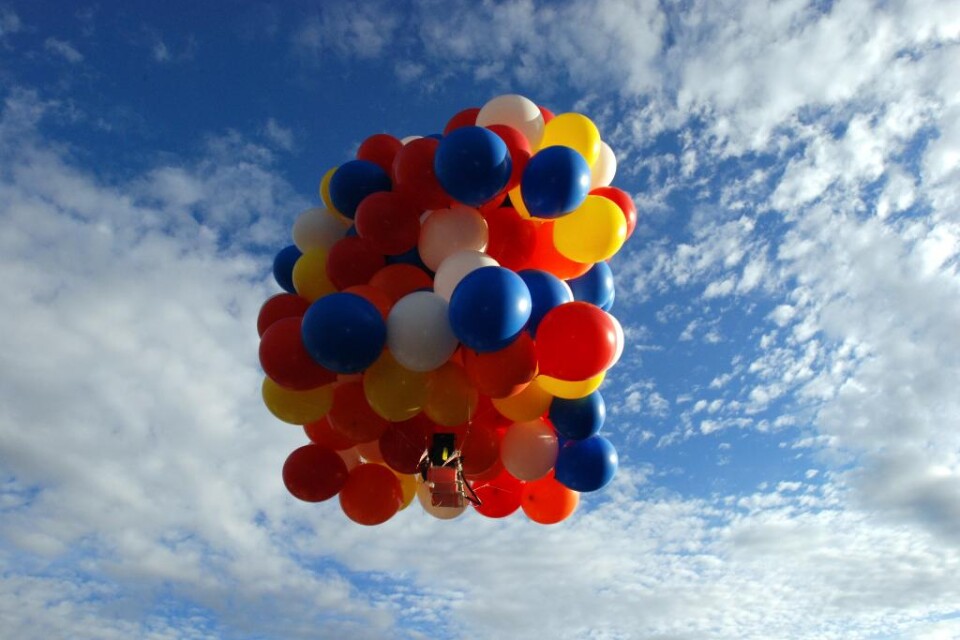 Daniel Boria och hans kollegor knöt runt 120 ballonger till en solstol, fyllde dem med helium för 80 000 kronor och sedan lyfte Boria från marken i kanadensiska Calgary. Enligt 26-åringen steg han med 300 meter i minuten och kunde se en Boeing 747 landa
