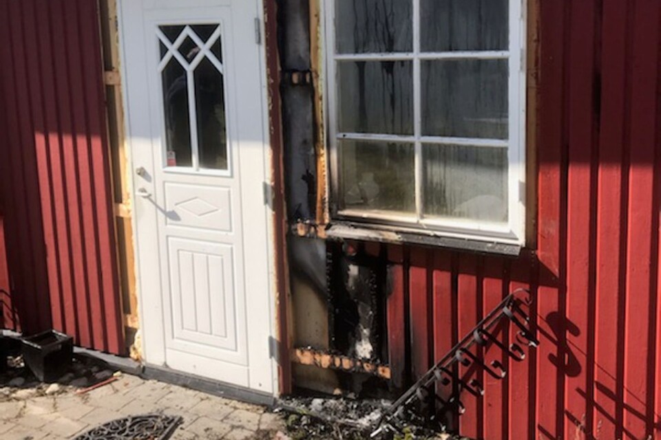 Brandmännen fick bryta upp en bit av väggen, intill husets entré, för att komma åt branden.