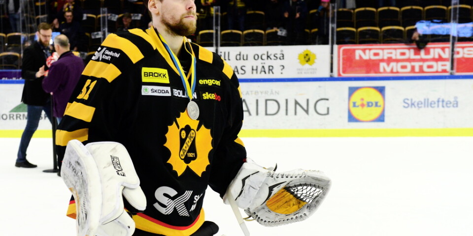 Joni Ortio, här i Skellefteå och med en SM-silvermedalj runt halsen, är klar för HV71. Arkivbild.