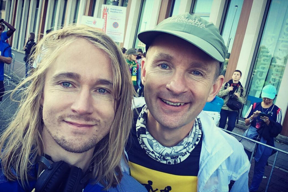 Lukas Ernryd med sin bror Jesper Ernryd innan de sprang maraton i Köln.