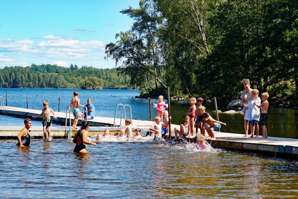 På simskolans sista dag vågar alla barnen hoppa i sjön