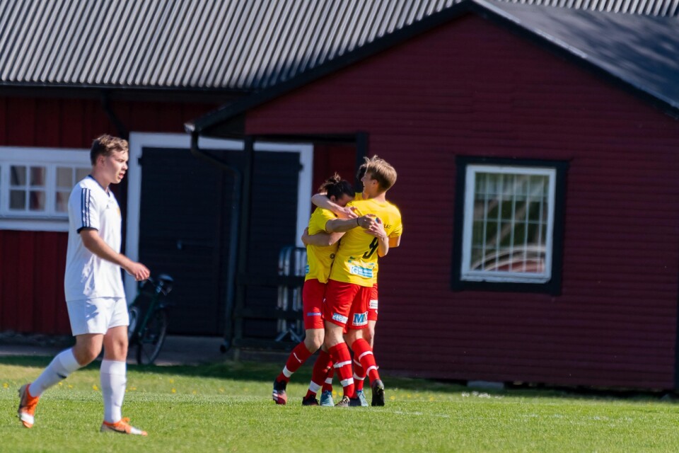 Jubel i Alstermo-Älghult efter Oskar Nilssons 0-1 mot Norra U.