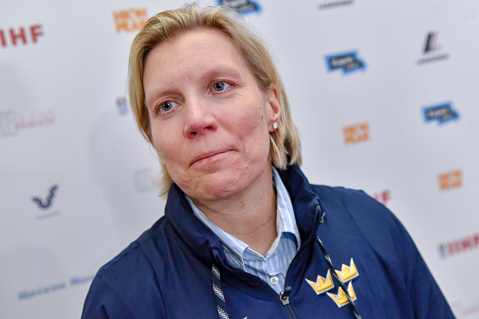 Sveriges förbundskapten Ylva Martinsen med tårar i ögonen efter tisdagens match i ishockey-VM mellan Sverige och Japan i Esbo.