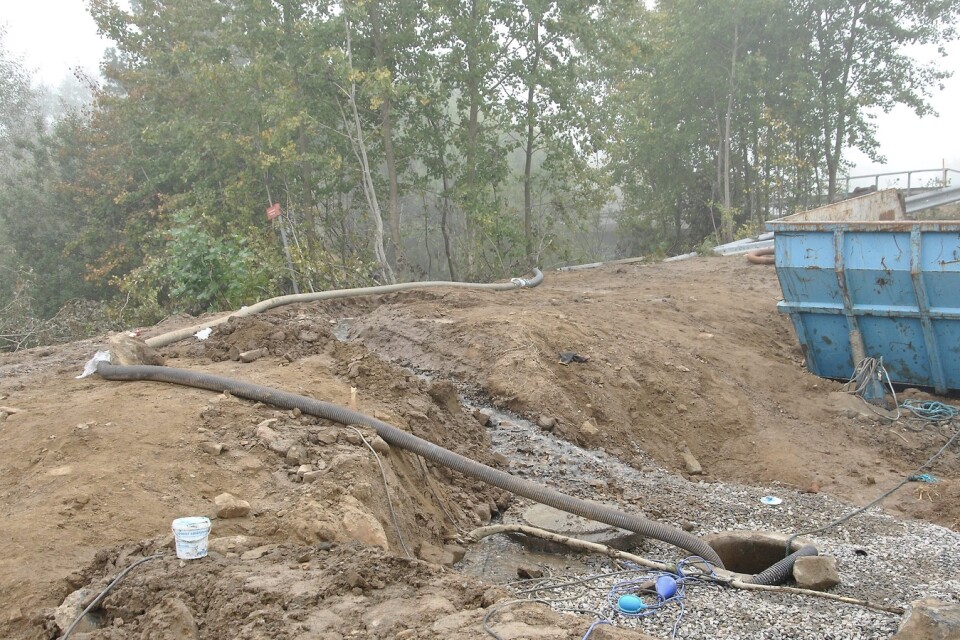 Vattnet från den läckande avloppsledningen pumpas nu tillfälligt vidare förbi Almaån ner till avloppsledning på andra sidan Vankivavägen, riksväg 117.foto: Hans Bryngelson