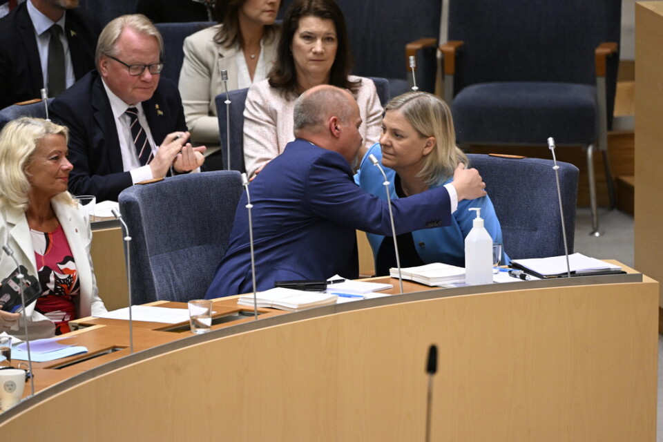 Justitieminister Morgan Johansson kramade statsminister Magdalena Andersson efter misstroendeomröstningen mot honom i riksdagen den 7 juni, som han klarade med en röst.