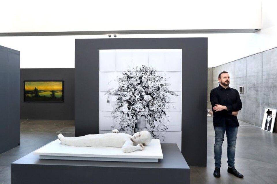 Markus Åkesson har botaniserat i konstmuseets samling och även bjudit in vänner. I förgrunden Lucy Glendinnings vilande flicka och i bakgrunden Satoshi Saikusas fotografi av en barock bukett.