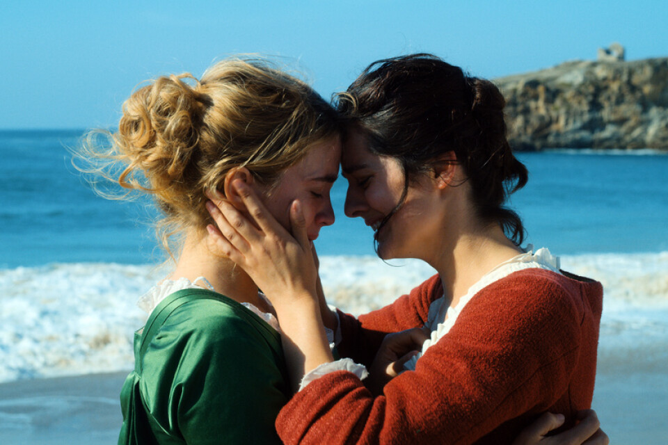 Adèle Haenel och Noémie Merlant spelar huvudrollerna i "Porträtt av en kvinna i brand". Pressbild