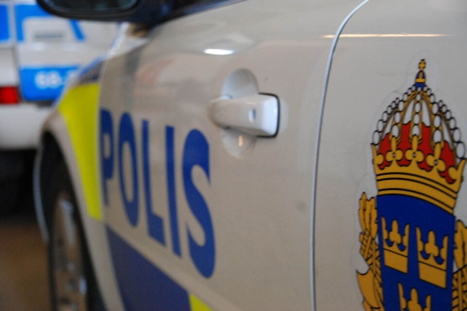 Två tonårsflickor misstänks ha blivit utsatta för sexofredande i poolen på Lundegård.