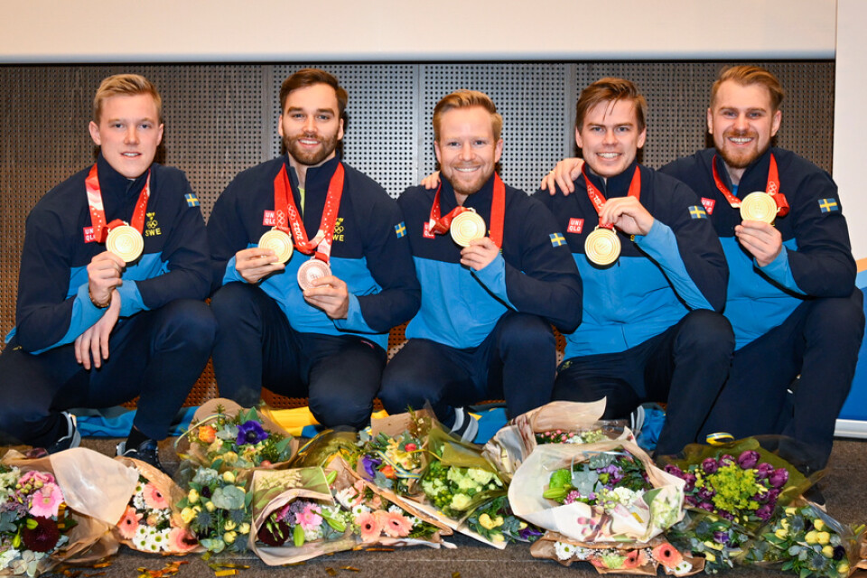 Curlingspelarna i lag Edin. Från vänster: Daniel Magnusson, Oskar Eriksson, Niklas Edin, Rasmus Wranå och Christoffer Sundgren poserar med sina guldmedaljer under en pressträff med OS-medaljörer vid hemkomsten till Arlanda och Sverige.