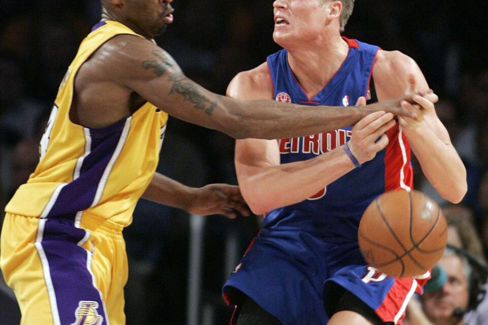 Los Angeles Lakers Kobe Bryant slår bollen ur händerna på Detroit Pistons Jonas Jerebko i nattens match.