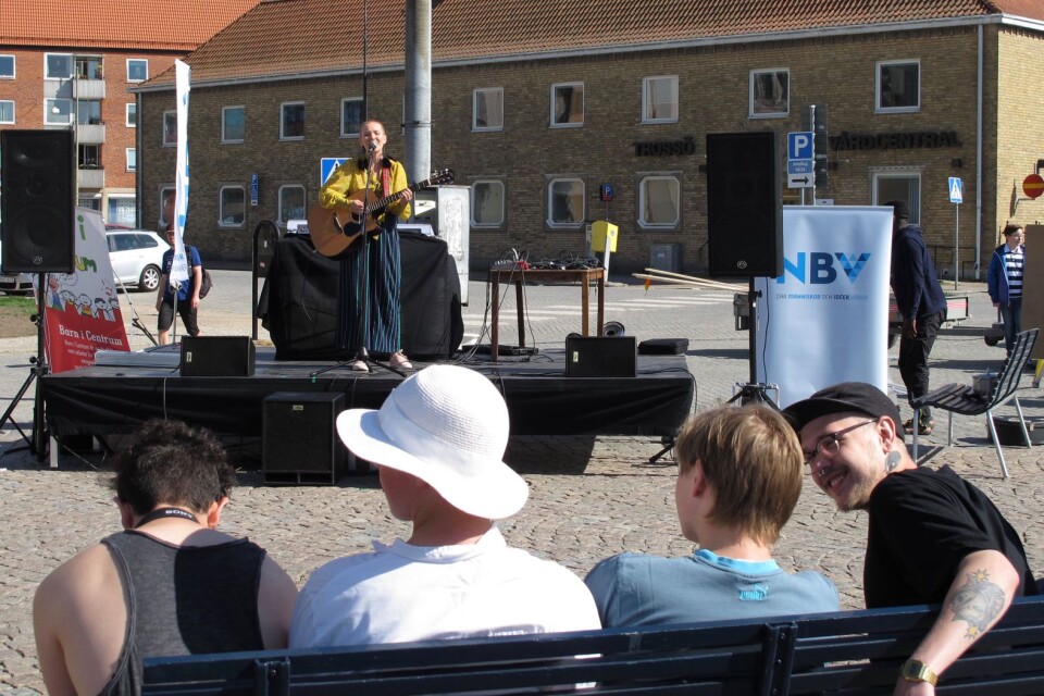 Det flyter på bra för Manda Månsson från Ronneby just nu – och för en stund sedan sjöng hon på Summer Jam på Stortorget.