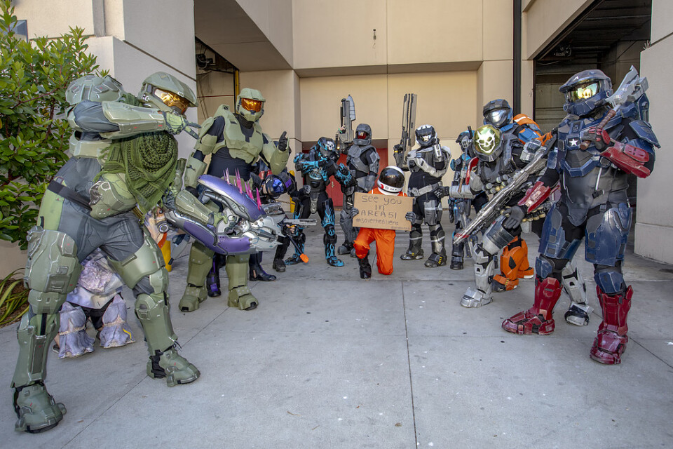 Besökare vid mässan Comic-Con poserar, utklädda till figurer i "Halo". Arkivbild.