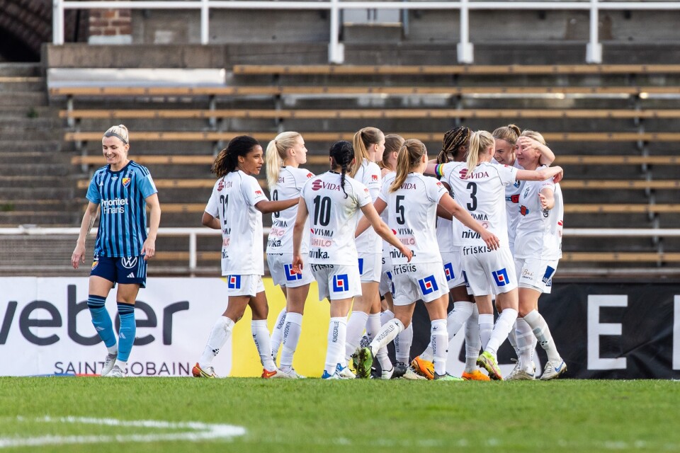 Växjö DFF-spelarna firar matchens enda mål mot Djurgården.