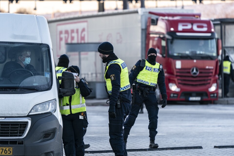 Polis och passkontrollanter på plats på den svenska sidan av Öresundsbron. Arkivfoto.