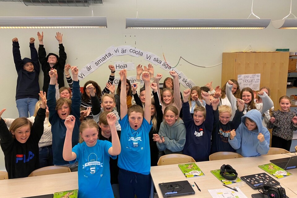 De tävlande Emma Engborg och Samuel Stensson i blå t-shirts jublar tillsammans med klasskamraterna i Glömminge skola klass 5.