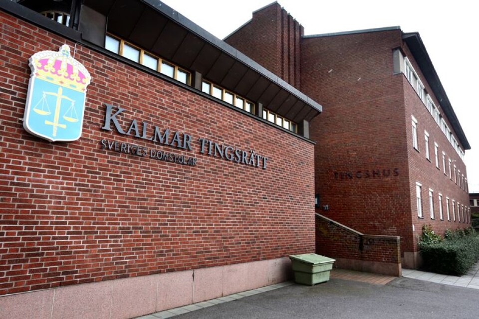 Två män har nu häktats av Kalmar tingsrätt. De är misstänkta för vapenbrott. Åklagaren i målet är förtegen om omständigheterna i målet.