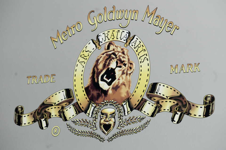 MGM:s logotyp fotograferad utanför filmstudions kontor i Santa Monica i Kalifornien. Snart skulle Amazon kunna bli ny ägare till bolaget. Arkivbild.