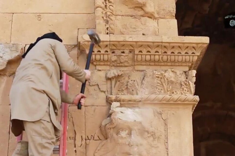 Islamiska staten (IS) förstör antika platser i Irak och Syrien i en industriell skala och säljer ut kulturskatter för att skaffa kontanter. Det säger Unescos generaldirektör Irina Bokova. En femtedel av Iraks omkring 10 000 världskända fornminnen är und