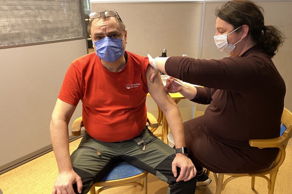 Sjukgymnasten Henrik Halmgren var en av de första i Mörbylånga kommuns personal som fick vaccin. I februari är det dags för nästa fas.