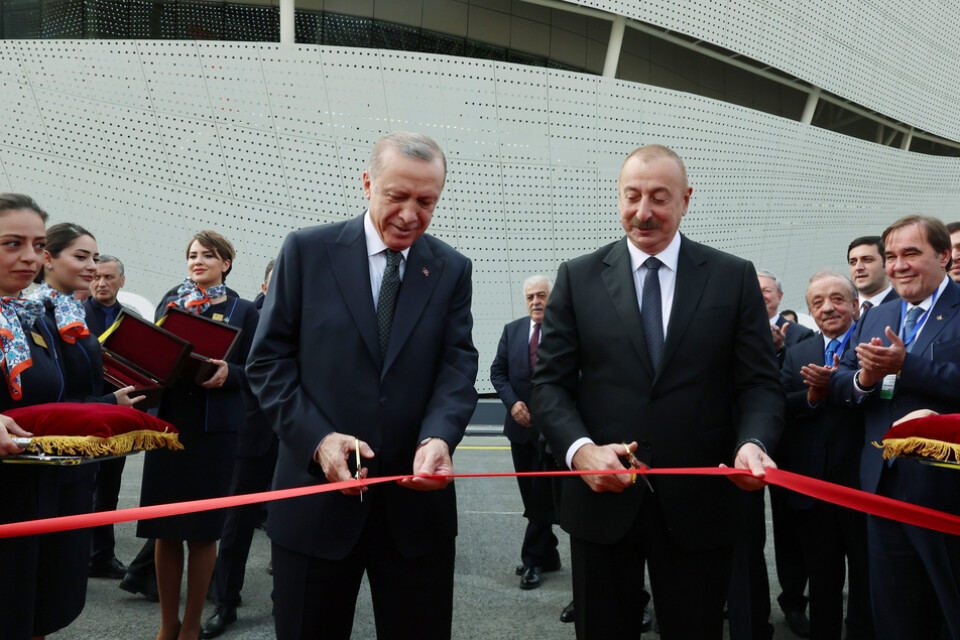 Turkiets president Recep Tayyip Erdogan och Azerbajdzjans president Ilham Aliyev klipper bandet vid invigningen av Zangilan, en azerbajdzjansk flygplats som byggdes i Nagorno-Karabach efter kriget 2020. Bild från oktober 2022.