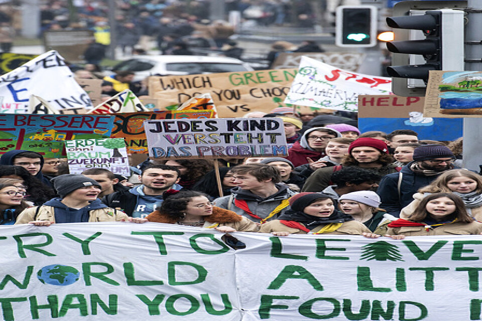 Tiotusentals demonstrerade runtom i Schweiz under lördagen för att kräva åtgärder mot klimatförändringarna. Bilden är från en liknande demonstration i Zürich i februari.