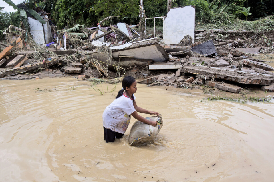 Bild från ett översvämmat samhälle i norra Sumatra, Indonesien, efter kraftiga regn i slutet av förra året. Arkivbild.