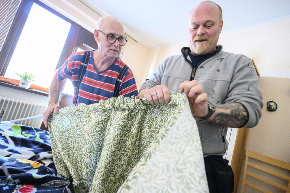 Pensionären Bertil Borglund brukar ta hjälp av Ystads kommunala fixare Magnus Åkesson när det är dags för gardinbyte inför och efter jul.
