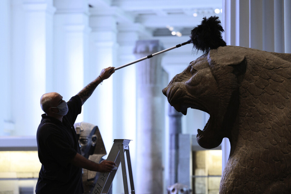 En medarbetare på British Museum dammar av en staty i den egyptiska sektionen av museet. Bilden har ingen koppling till skulturen i artikeln.