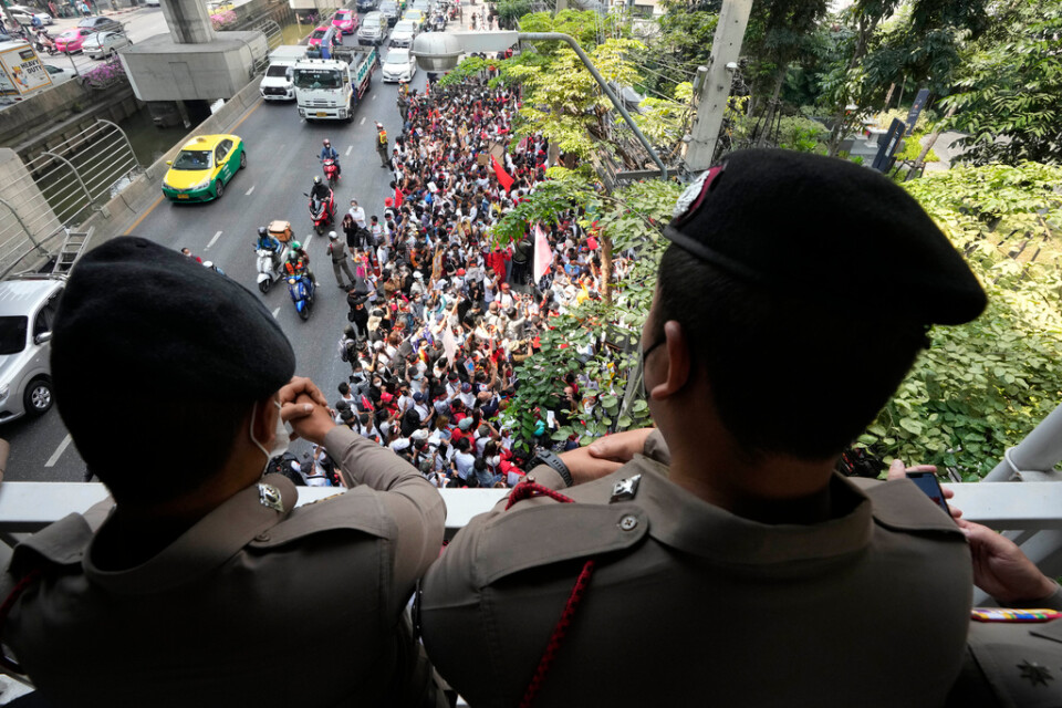 Polis bevakar en demonstration på tvåårsdagen av militärkuppen i Myanmar. Arkivbild.