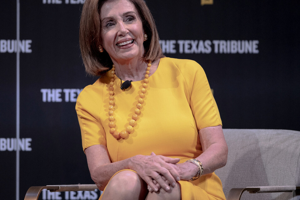 Representanthusets talman Nancy Pelosi tror på växande stöd bland USA:s befolkning för att ställa presidenten inför riksrätt, säger hon när hon möter journalister i Austin, Texas.
