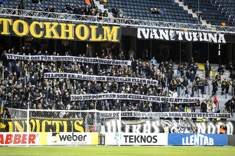 AIK-fans under matchen mot Örebro den 5 oktober 2019. Två personer åtalades, men frias nu, efter att banderoller där flera poliser hängdes ut med namn, syntes på AIK-läktaren. Arkivbild.