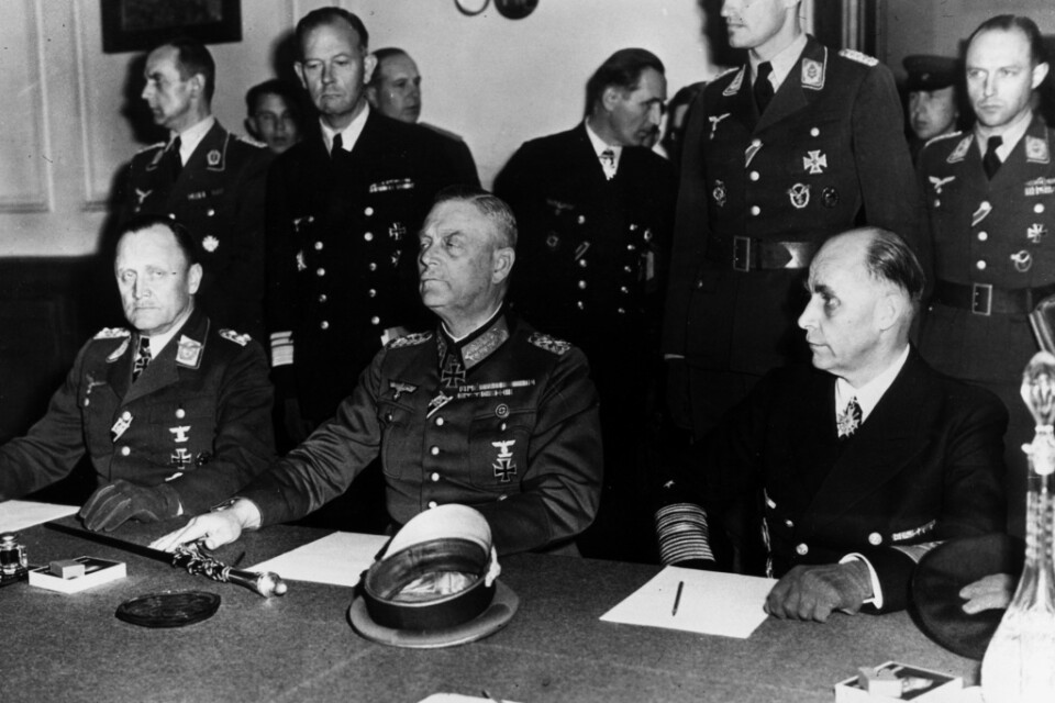 Undertecknande version två av den tyska kapitulationen, den 8 maj 1945 i Karlshorst i Berlins utkanter. Till vänster generalöverste Hans-Jürgen Stumpff, i mitten generalfältmarskalk Wilhelm Keitel och till höger generalamiral Hans-Georg von Friedeburg.