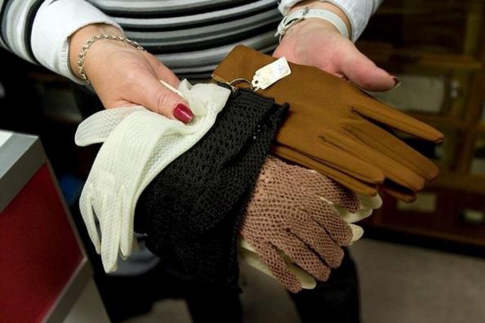 I de gamla trälådorna hittar man alla möjliga sorters handskar. Eva Ekström visar upp nylonvantar, bilhandskar och nätvantar i små storlekar.
