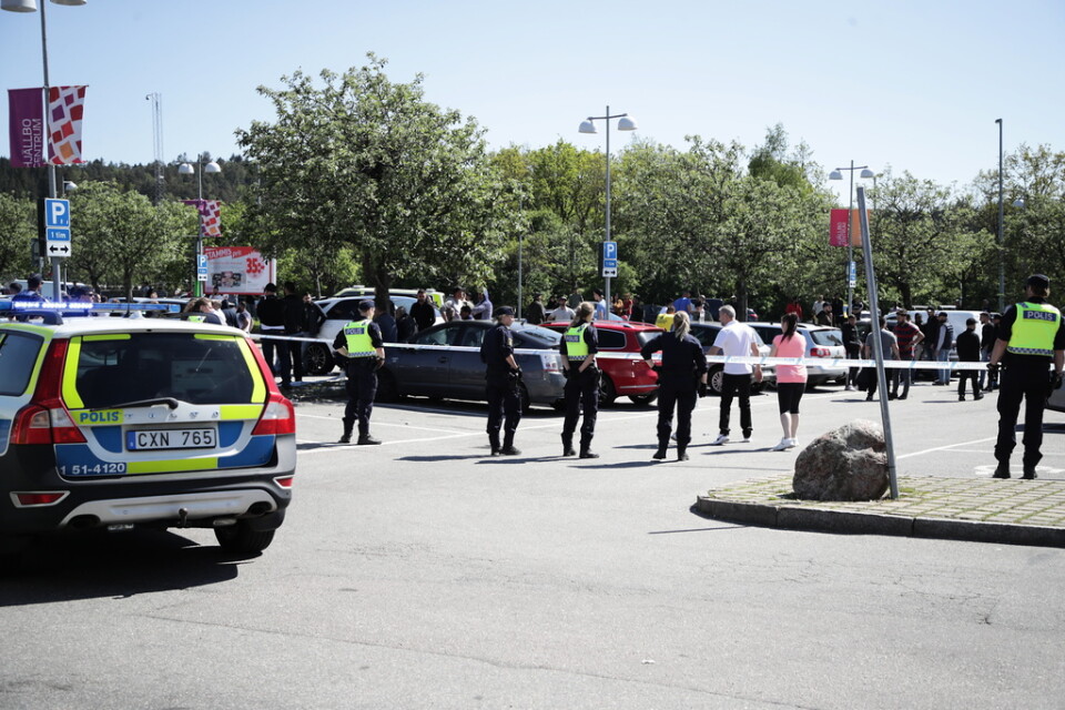Männen som nu åtalas tros ha kopplingar till ett av nätverken som den senaste tiden varit inblandat i oroligheterna i Hjällbo i Göteborg. I söndags sköts en man ihjäl, två dagar efter ett större bråk i stadsdelen.