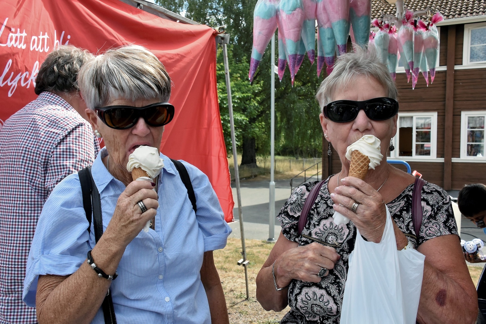 Ewa Olsson och Ann-Charlotte Månsson svalkar sig med en mjukglass.