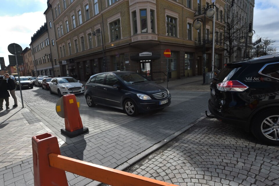 Det blev kö på Västra Vallgatan när bilister som köade försökte hitta andra vägar förbi lastbilen.