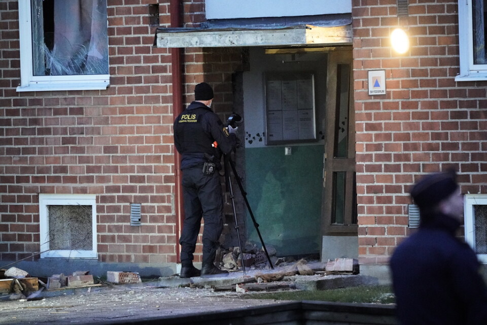 Polisen i Malmö larmades om flera explosioner under natten, en av dem inne i ett trapphus.