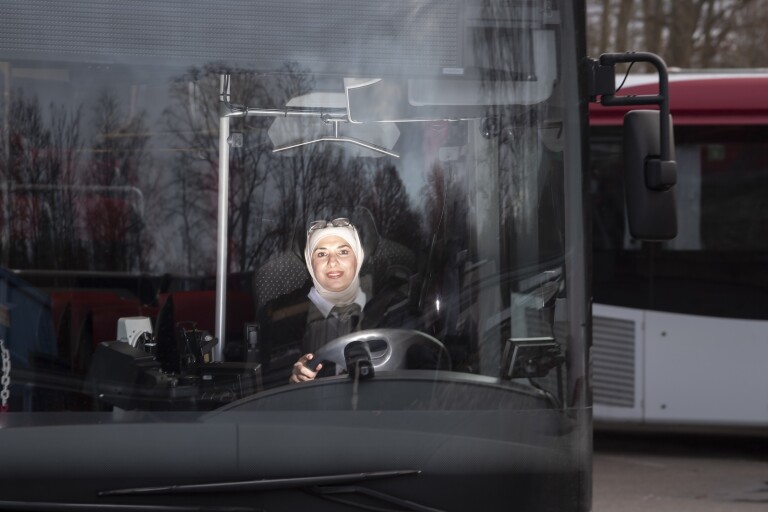 Hon är bussbolagets enda chaufför som bär slöja i Karlshamn