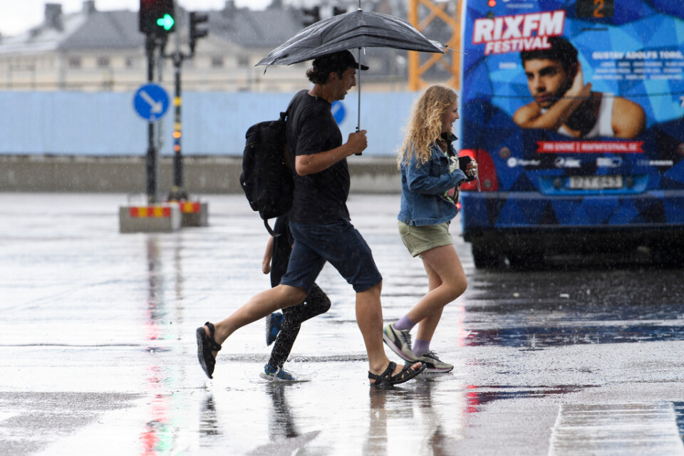 Regn vid Slussen i Stockholm den 17 juli i år.