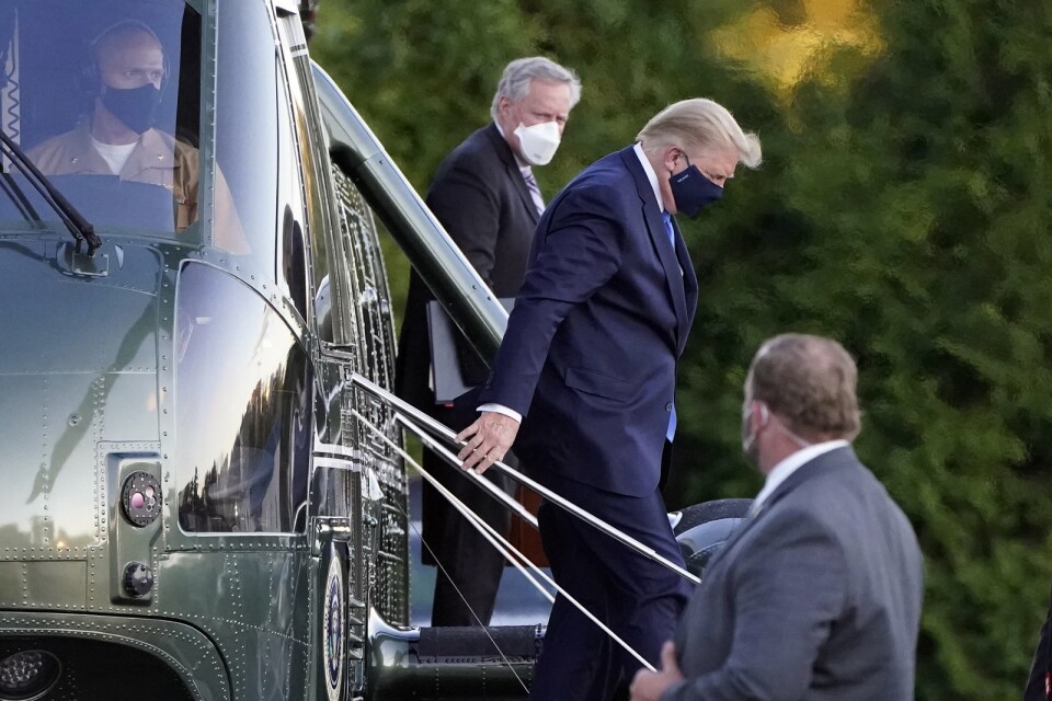 USA:s president Donald Trump (i mitten) när han anländer till militärsjukhuset Walter Reed.