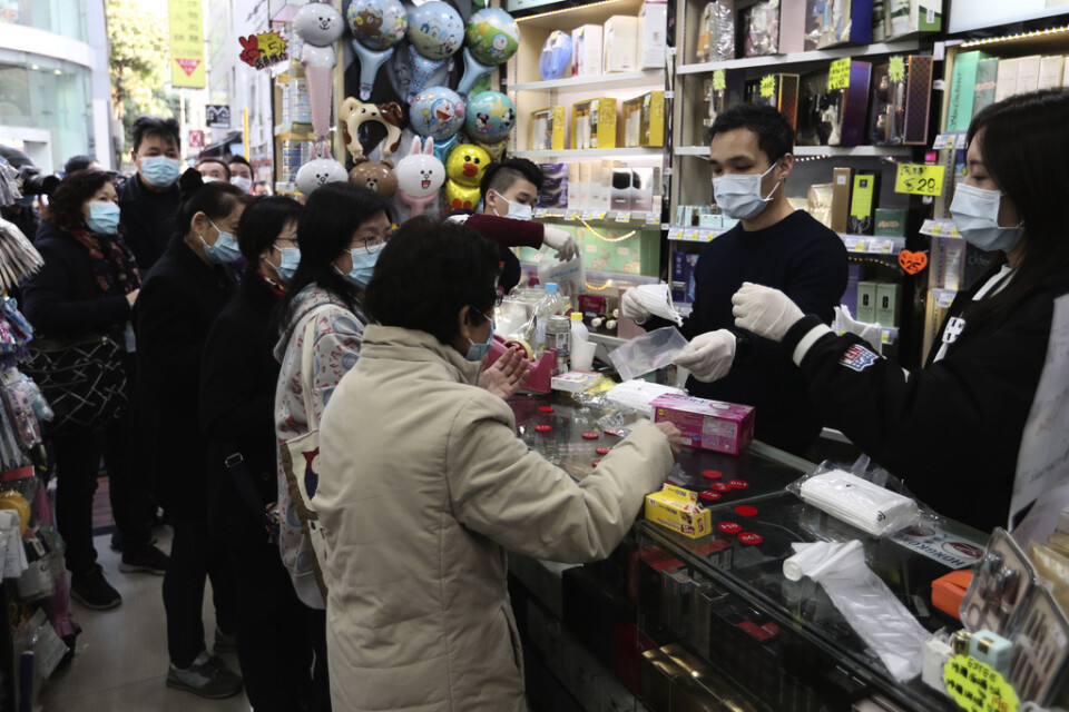Gratis ansiktsmasker delas ut i Hongkong.