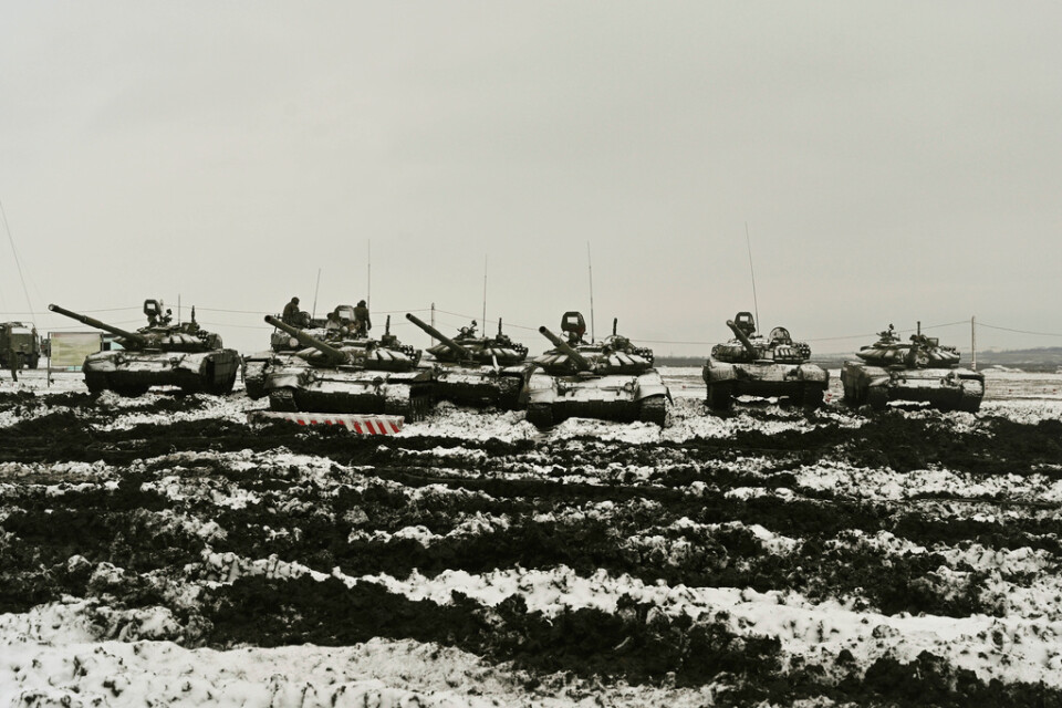 Ryska pansarvagnar av modell T-72B3 under en övning norr om staden Rostov-na-Donu, omkring tio mil från Ukrainas gräns, i onsdags.