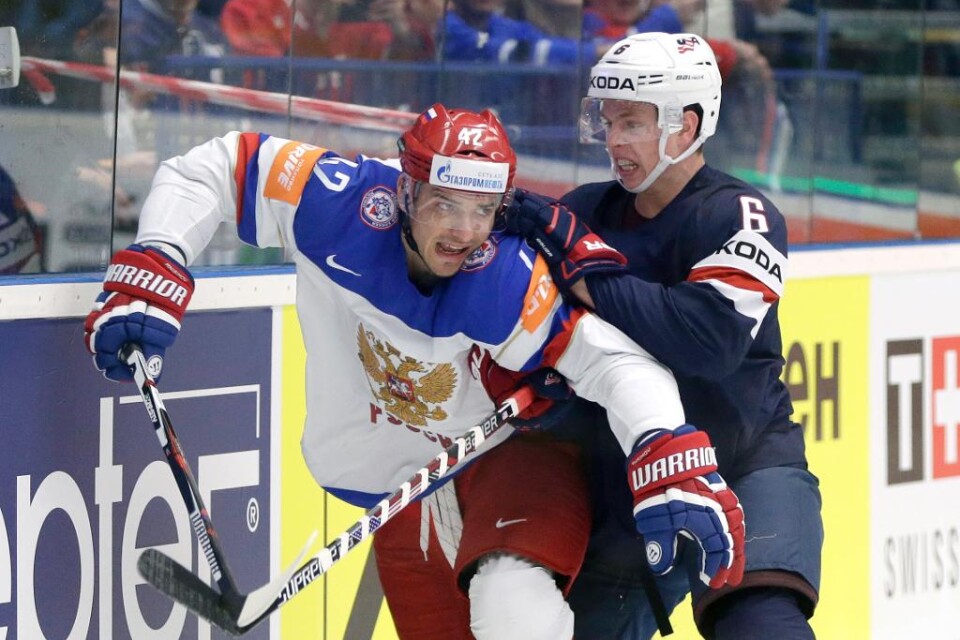 Förra året tog Ryssland tio raka segrar på vägen till guldet i ishockey-VM. Den bedriften kommer laget inte kunna upprepa i år. USA vann överraskande med 4-2 i måndagskvällens möte med Ryssland i Ostrava. Trevor Lewis, Torey Krug och Mark Arcobello så