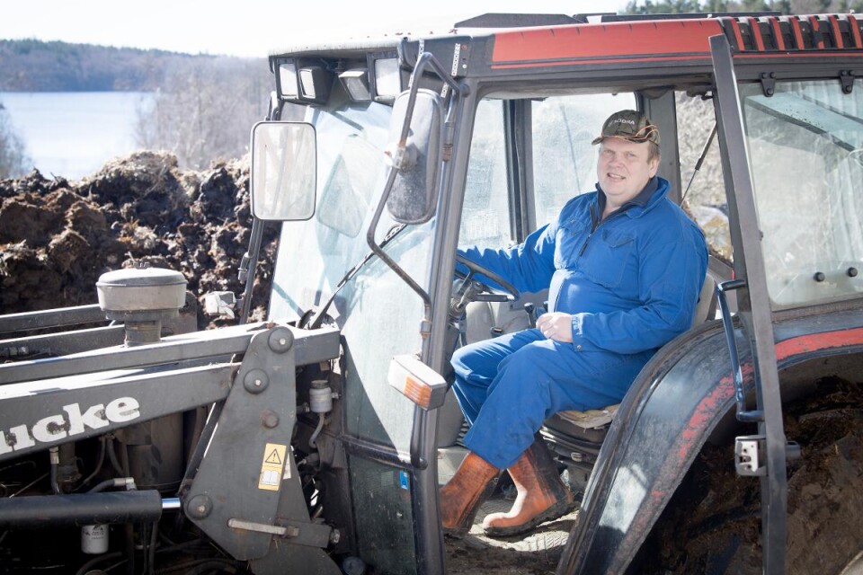 Som västra Blekinges enda avbytare måste Anders Svensson klara alla arbetsuppgifter på ett jordbruk. Att köra traktor, mocka, fodra djur, förlösa kalvar och lamm, fånga in djur som är på rymmen och mjölka. Foto: Bo Åkesson